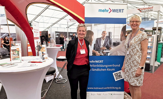 Zwei Bera­te­rinnen am mehrWERT-Stand auf der Jobmesse Oldenburger Münsterland.