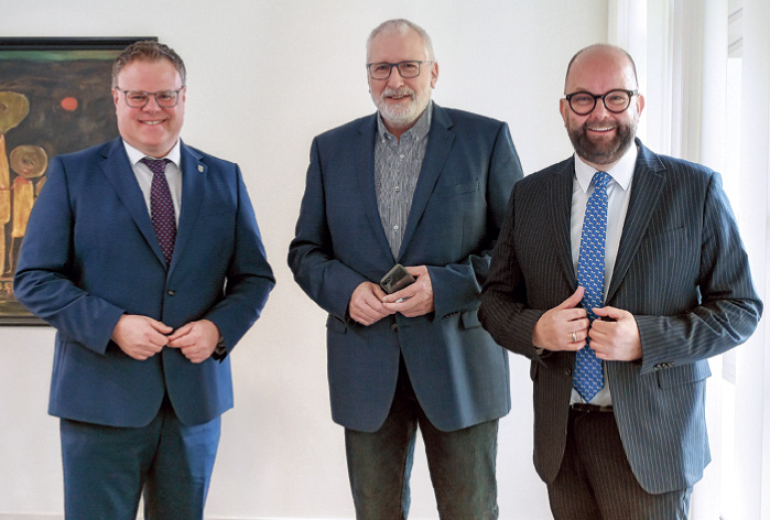 Vechtas Landrat Tobias Gerdesmeyer (links) und sein Cloppenburger Kollege Johann Wimberg (rechts) mit OM-Medien- Wirtschaftsreporter Roland Kühn (Bildmitte).