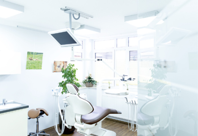 Blick in ein modern ausgestattetes Behandlungszimmer