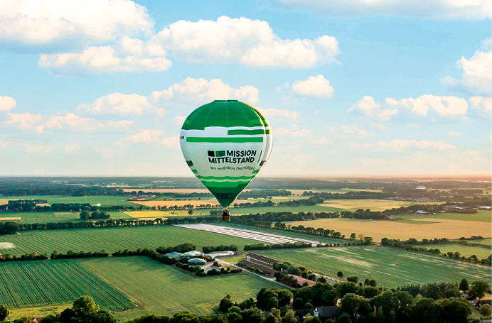 Heißluftballon Mission Mittelstand fliegt über Felder