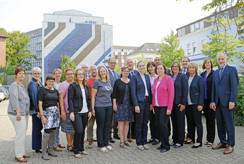 Die Mitarbeiter des AGV vor dem Verbandsgebäude