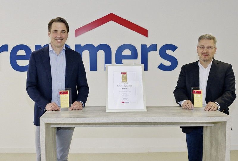 Vorstandsvorsitzender und Bereichsleiter Personal zeigen die Urkunde für eines der besten Arbeitgeber deutschlandweit.