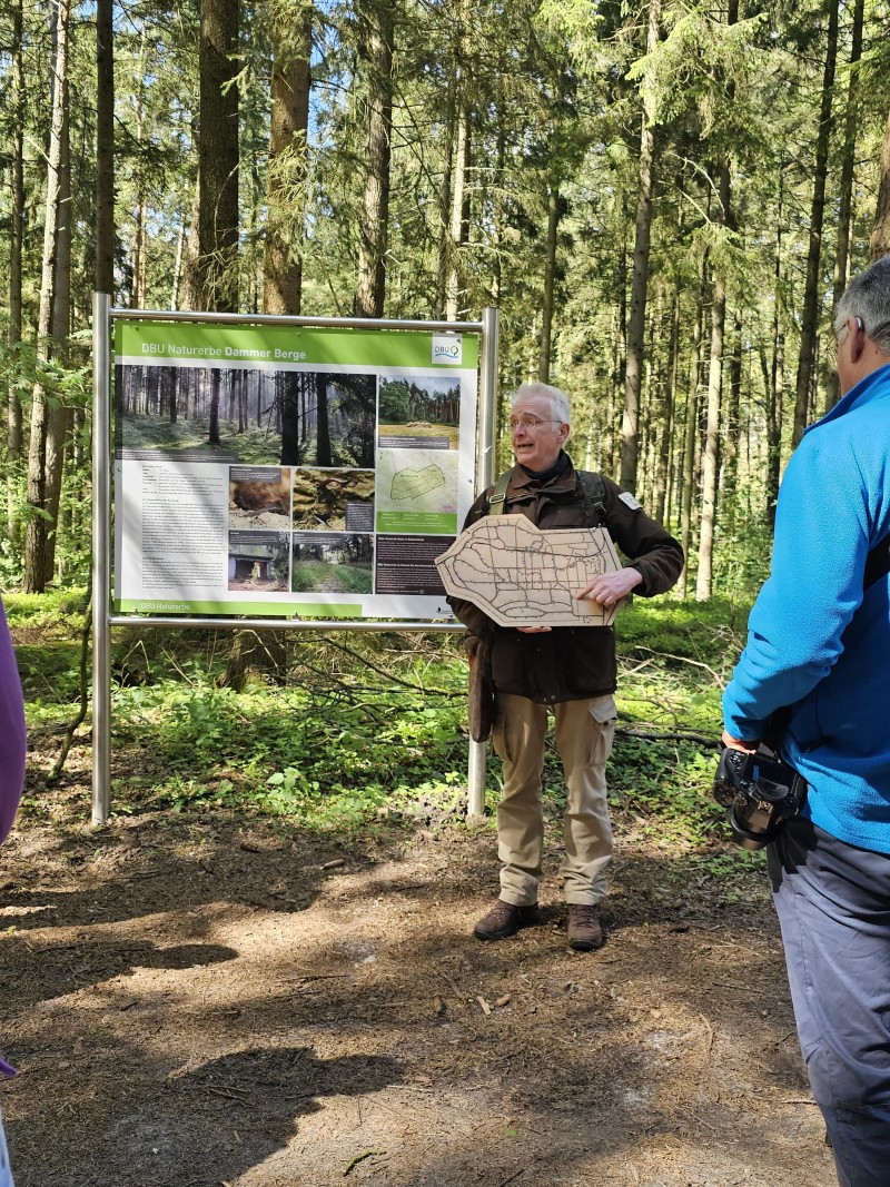 Ein Mann, der eine Karte erklärt