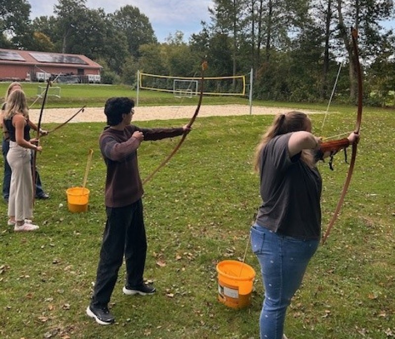 3 Leute, die Bogen schießen