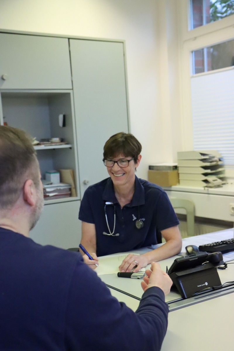 Eine Ärztin am Schreibtisch