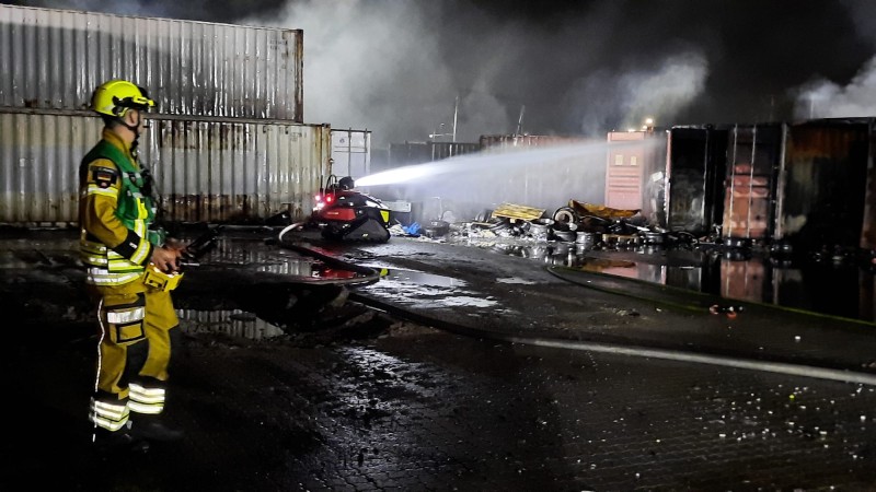 Roboter löscht Feuer
