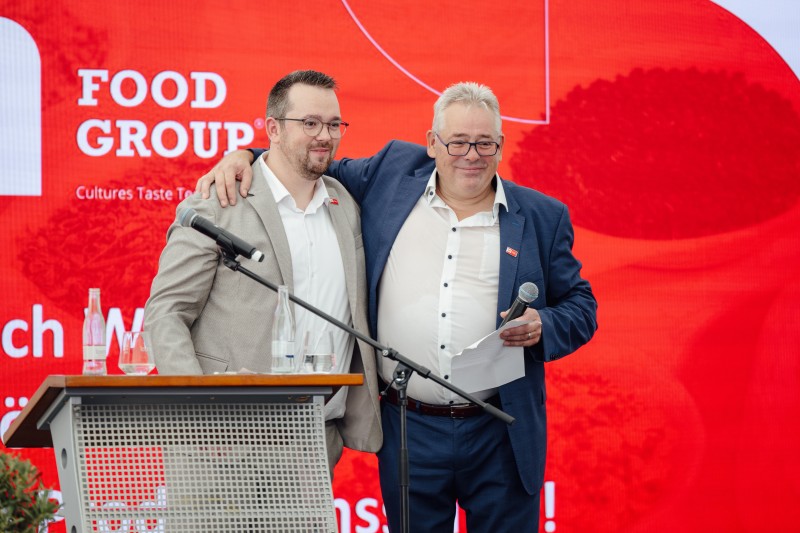 zwei Männer vor Mikrofon