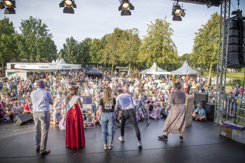 Menschen auf Bühne vor Publikum