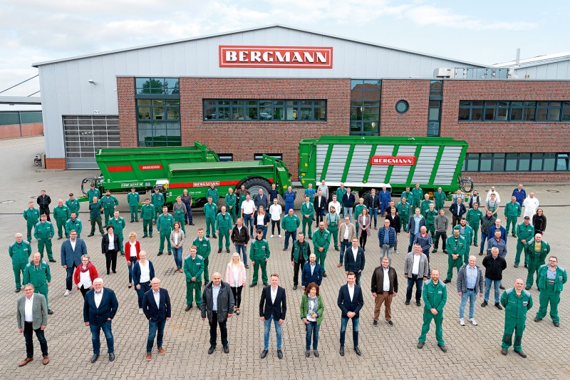 Team Bergmann auf dem Firmengelände in Goldenstedt