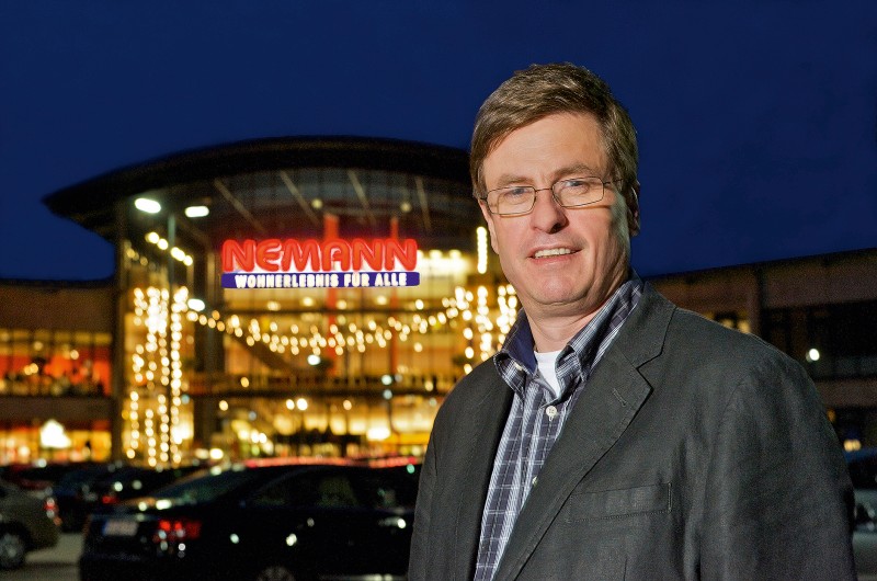 Clemens Nemann vor seinem Möbelmarkt in Vechta