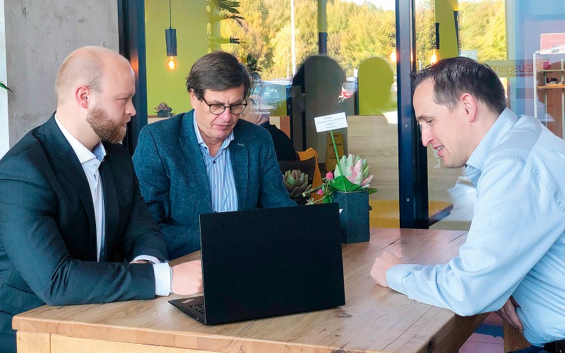 Drei Personen beim Geschäftsleiter-Meeting im Nemann-Bistro