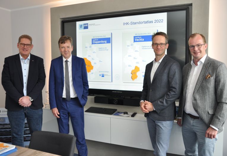 IHK-Standortatlas 2022 Gruppenbild mit vier Personen vor einem Bildschirm 