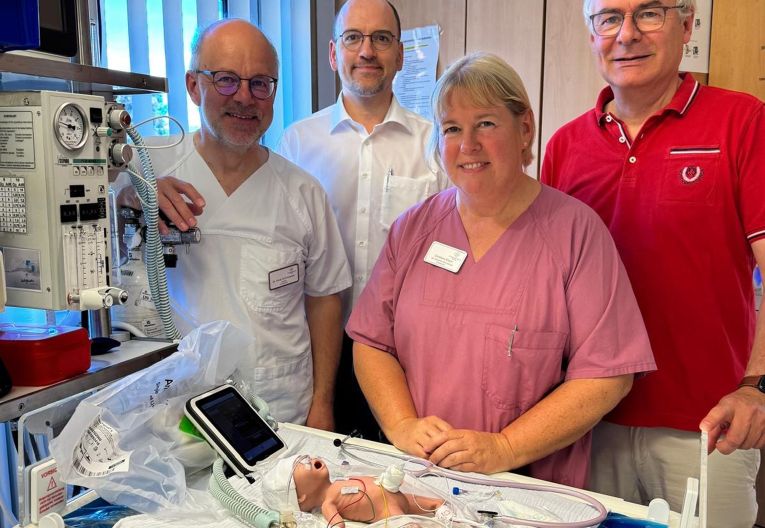 eine Kinderreanimationspuppe