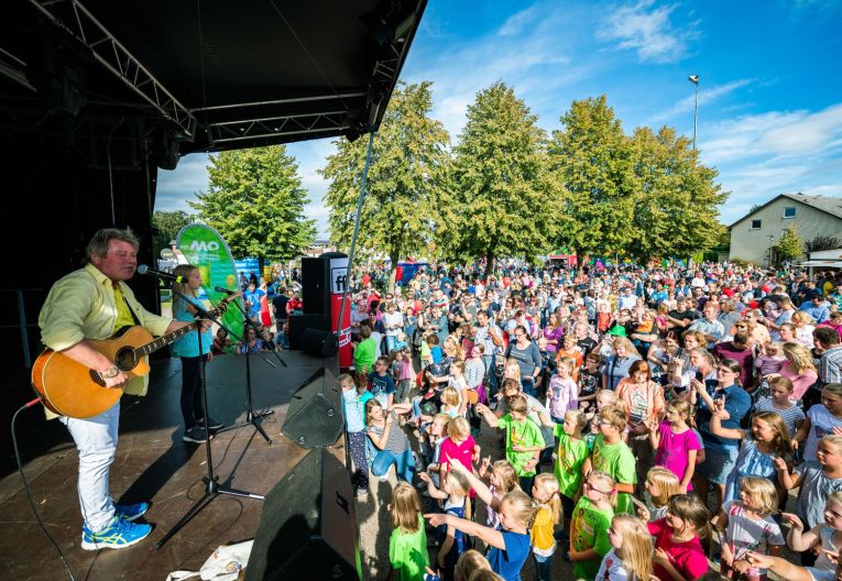 Familientag Oldenburger Münsterland 2019 Volker Rosin auf der Bühne vor Menschenmenge