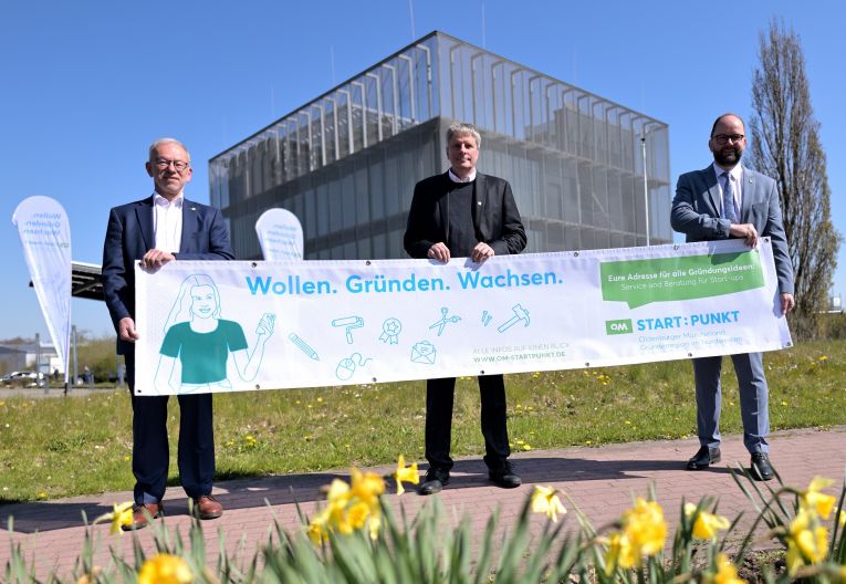 Gründerzentrum Ecopark Gruppenbild mit Landräten und START:PUNKT Banner drei Personen