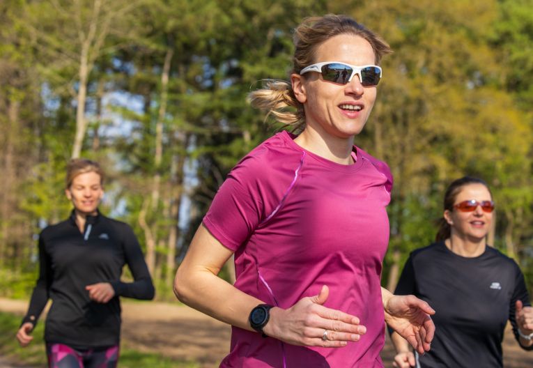 Drei Frauen in Laufausrüstung beim Laufen