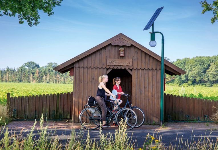 Letzter Halt Norwegen zwei Fahrradfahrer vor Haltestelle