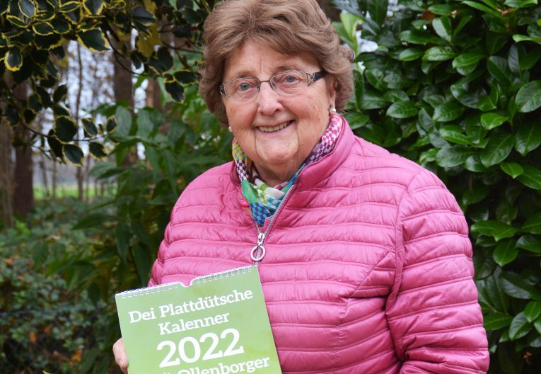 Der Plattdeutsche Kalender 2022 für das OM Einzelfoto Frau mit Kalender