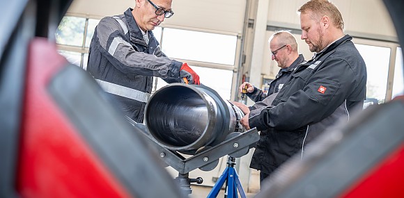 Mitarbeiter von Downhole Equipment & Services GmbH am arbeiten an einem Rohr
