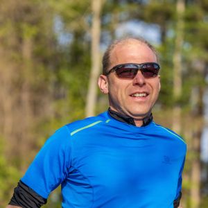 Uwe Middendorf in Laufausrüstung beim Laufen