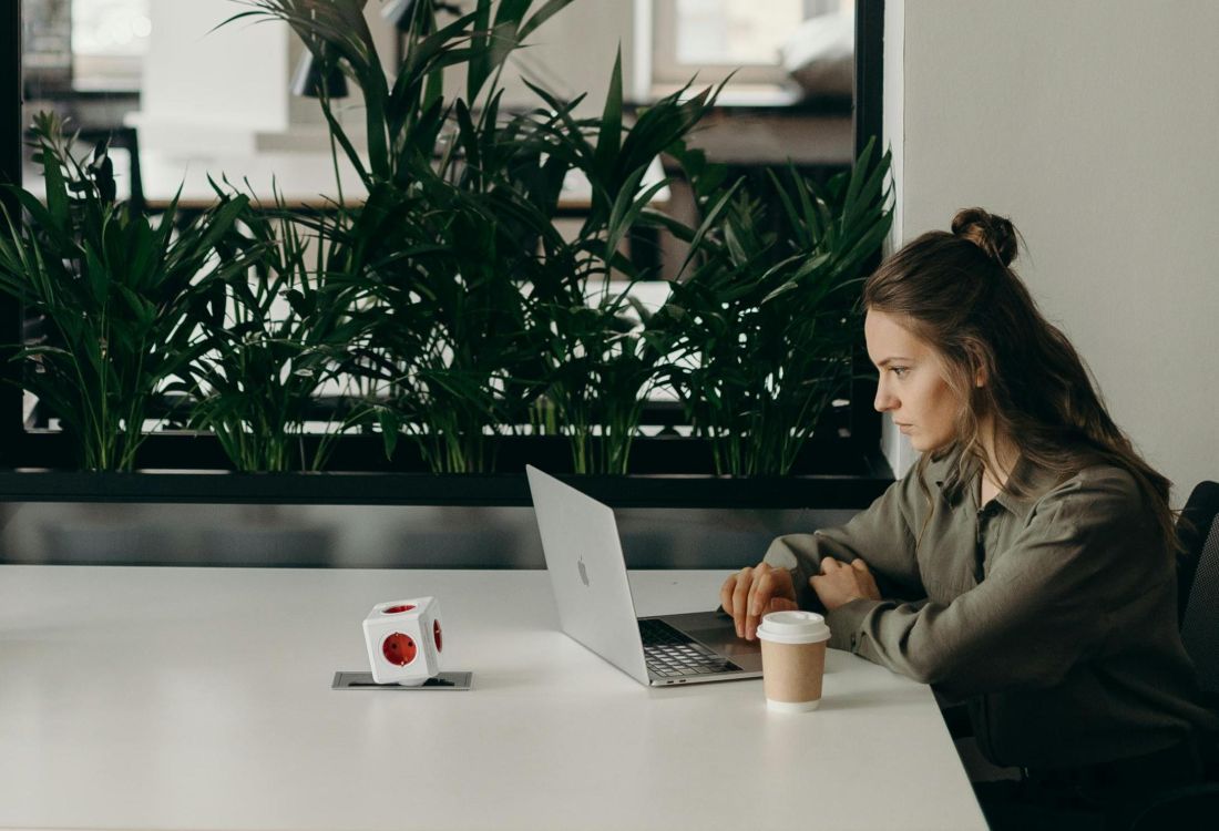 Eine Frau an einem Schreibtisch mit einem Laptop