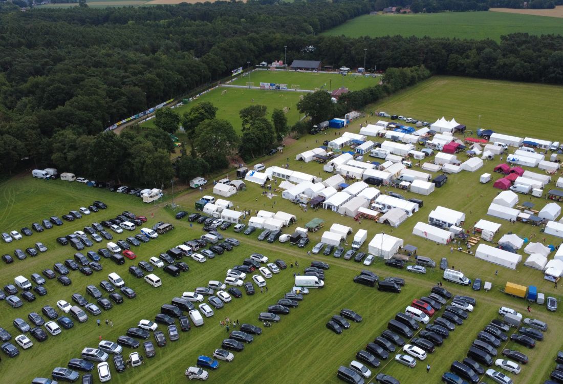 Drohnenaufnahme Zelte und Parkplatz OM-Cup