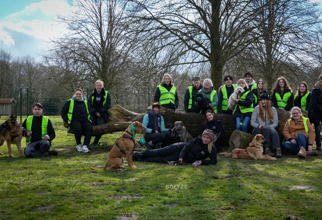 Gruppenfoto Mitarbeiter mit Tieren