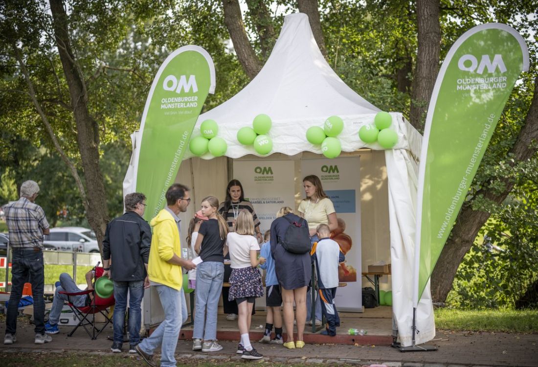OM-Stand mit Fahnen