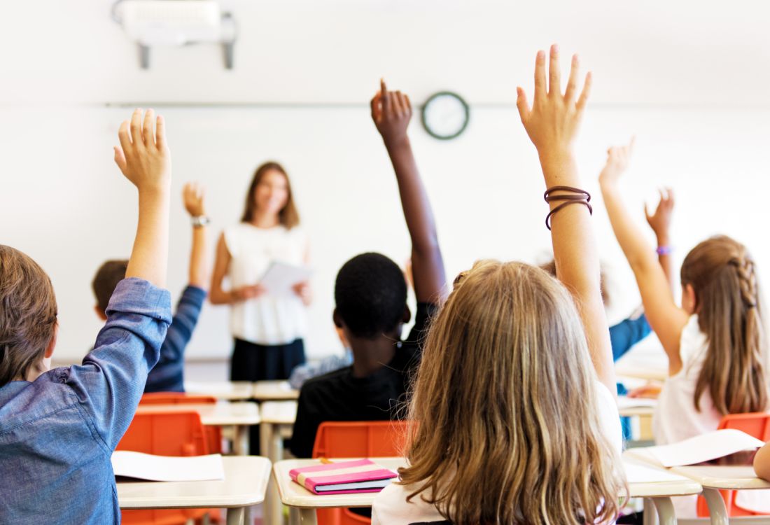 Schüler heben die Hand