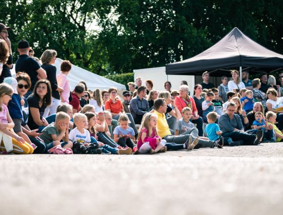 Kinder und Erwachsene beim Familientag