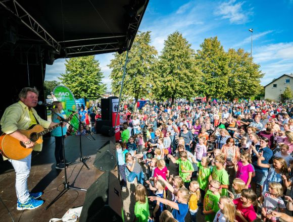 Volker Rosin auf der Bühne beim Familientag