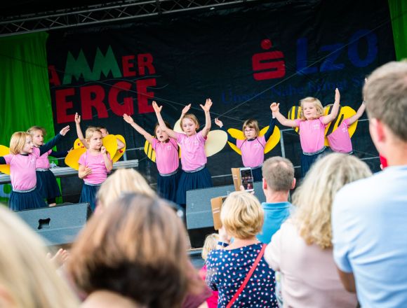 Kinder tanzen auf der Bühne beim Familientag