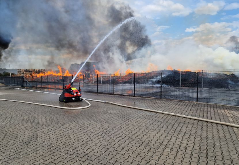 Roboter sprüht Wasser auf Feuer