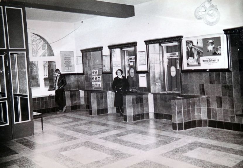 älteres Bild schwarz/weiß Bahnhofsgebäude