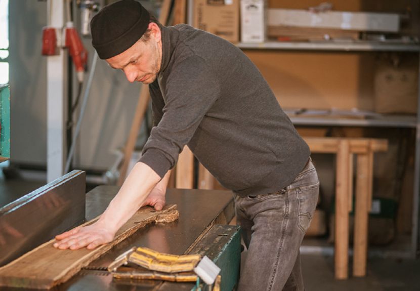 Mitarbeiter bei der Arbeit mit Holz