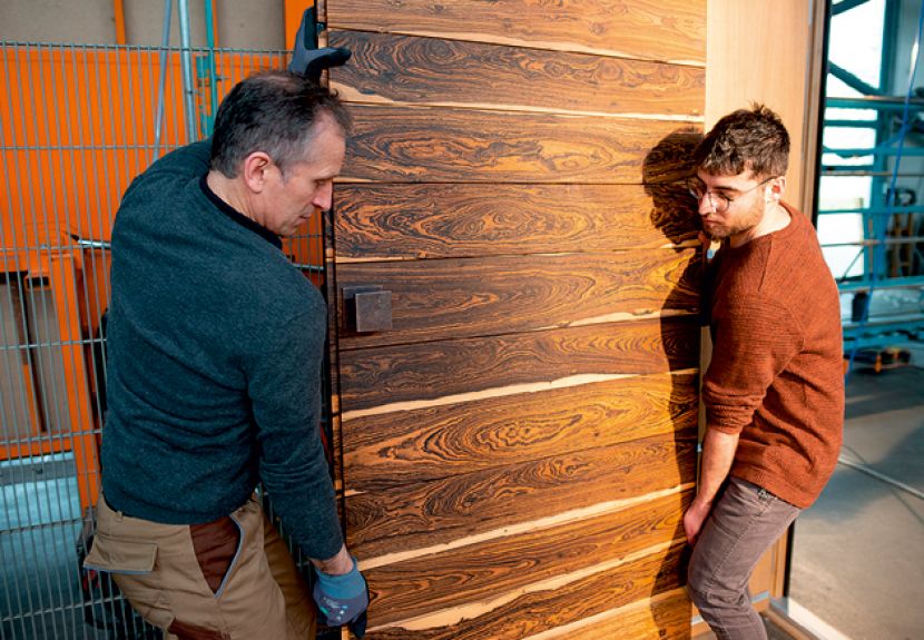 Zwei Mitarbeiter bei der Arbeit